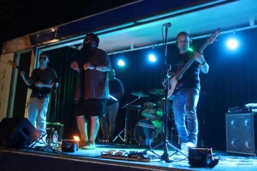 SHOW DA BANDA GROOVOUL ANIMA A NOITE DE QUINTA EM ATLÂNTIDA SUL