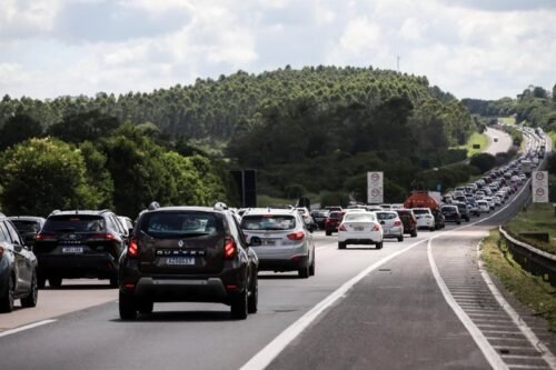 Freeway deve ter 85 mil veículos retornando do Litoral Norte nesta quarta