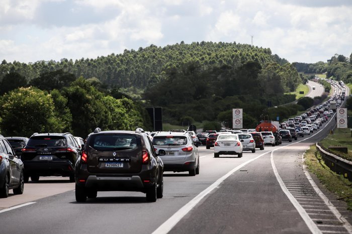 Freeway deve ter 85 mil veículos retornando do Litoral Norte nesta quarta Freeway deve ter 85 mil veículos retornando do Litoral Norte nesta quarta