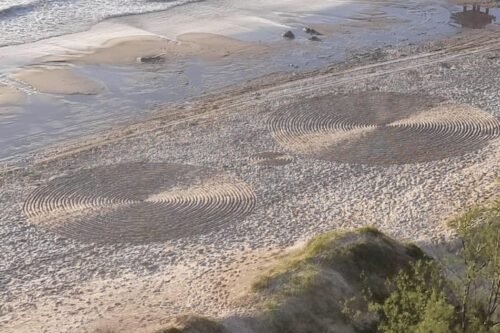Inscrições circulares na orla de Tramandaí intrigam veranistas