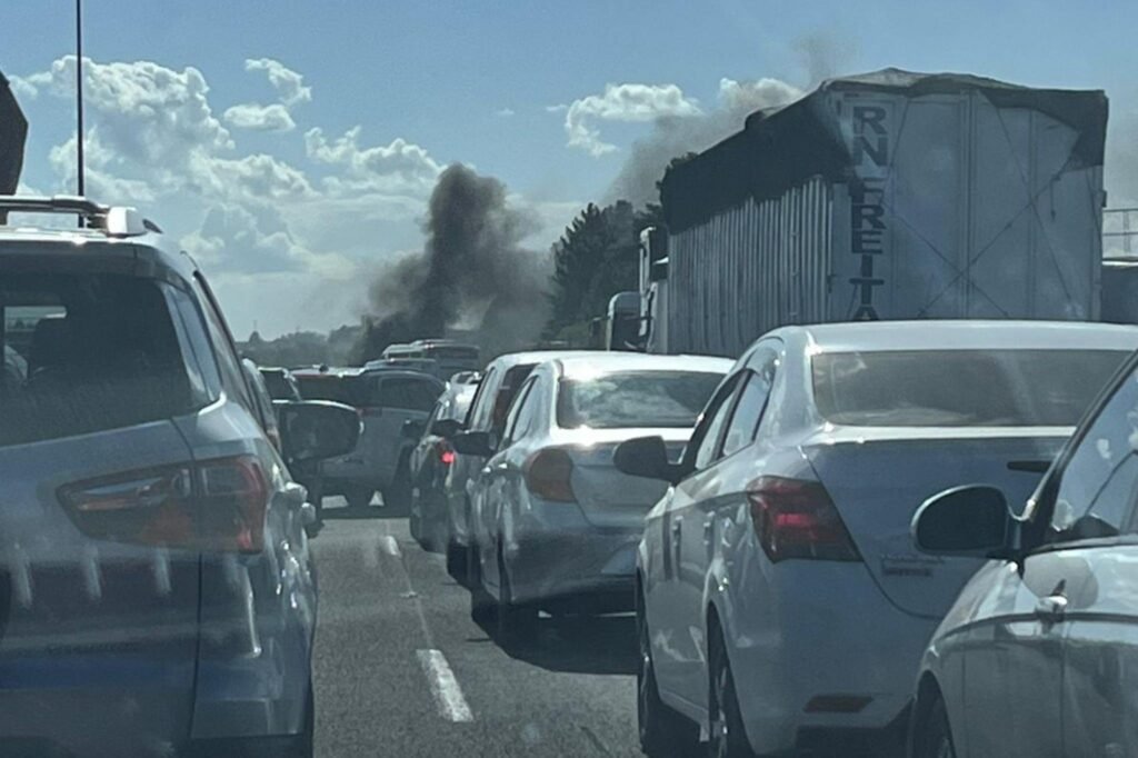Após colisão na freeway, carro e moto pegam fogo e uma pessoa fica ferida 2 5090922 97067e508b560c4