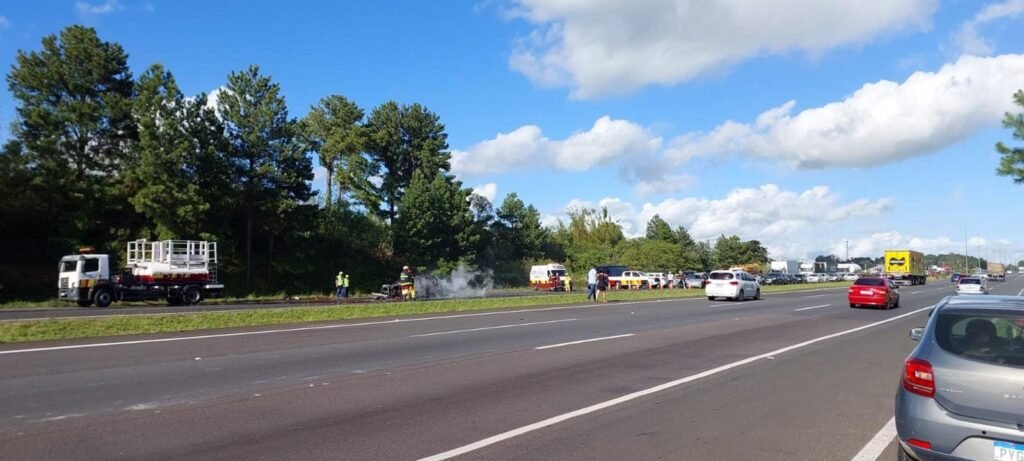 Após colisão na freeway, carro e moto pegam fogo e uma pessoa fica ferida 1 5090956 ae26ac8a1cee309