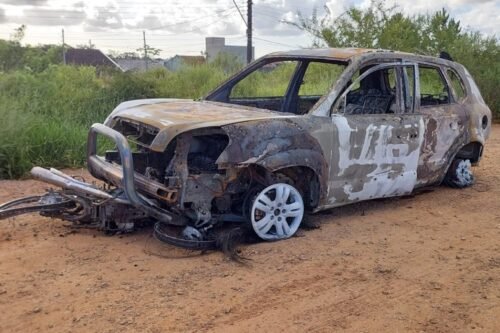 Após colisão na freeway, carro e moto pegam fogo e uma pessoa fica ferida
