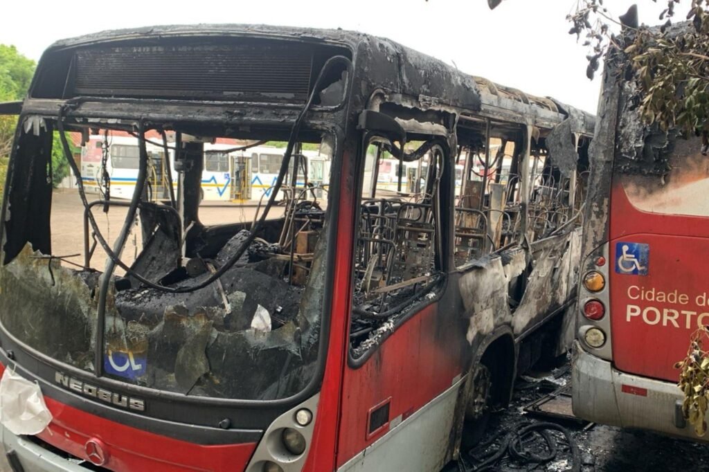 Incêndio destrói ônibus na zona sul de Porto Alegre 1 5113905 8a565fd5826e403