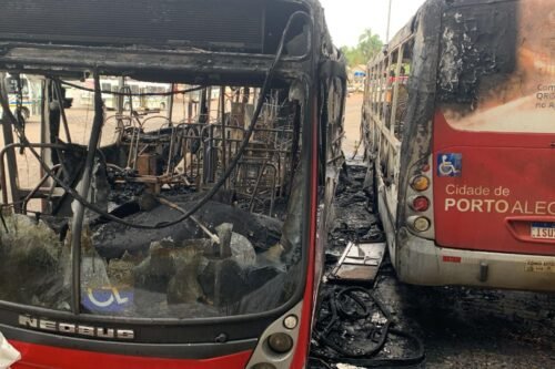 Incêndio destrói ônibus na zona sul de Porto Alegre