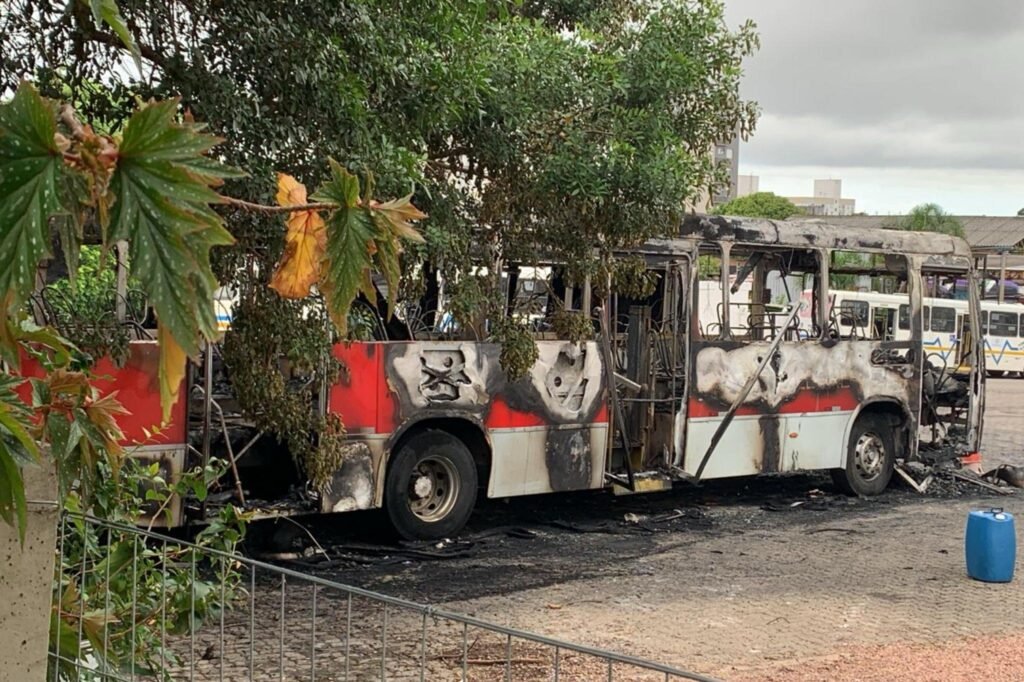 Incêndio destrói ônibus na zona sul de Porto Alegre 2 5113929 883089d09dc00e4