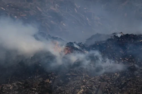 Incêndio atinge depósito de lixo em Capão da Canoa há três dias e cheiro se espalha pela cidade
