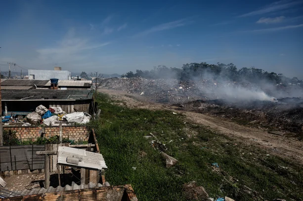 Incêndio atinge depósito de lixo em Capão da Canoa há três dias e cheiro se espalha pela cidade 2 5117047 9187b08f8c1cd31