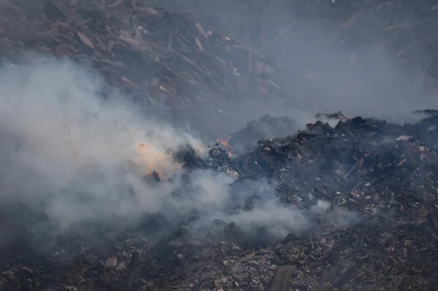 Incêndio atinge depósito de lixo em Capão da Canoa há três dias e cheiro se espalha pela cidade 1 5117051 42e03fdcb0407d9