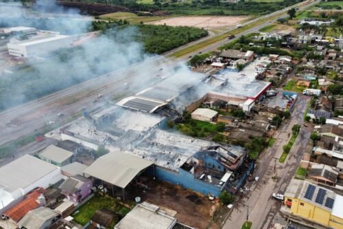 Após 44 horas, incêndio em supermercado em Guaíba é controlado