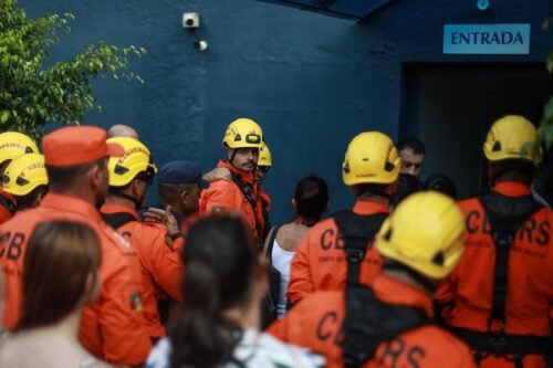 Despedida de bombeiro morto em acidente na Rota do Sol é marcada por homenagens