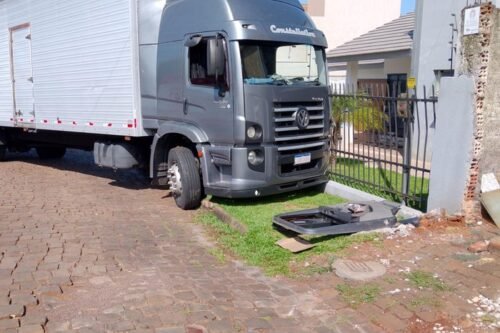 Homem é prensado ao tentar conter caminhão desgovernado em Carazinho