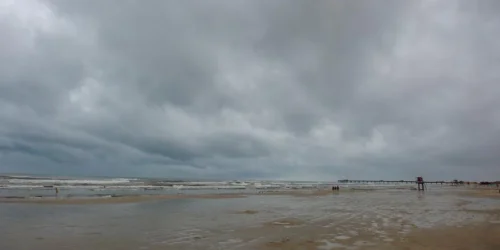 Sábado será de tempo abafado e chuva no RS