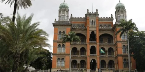 Bala perdida atinge vidro de sala da Fiocruz e funcionária é ferida por estilhaços