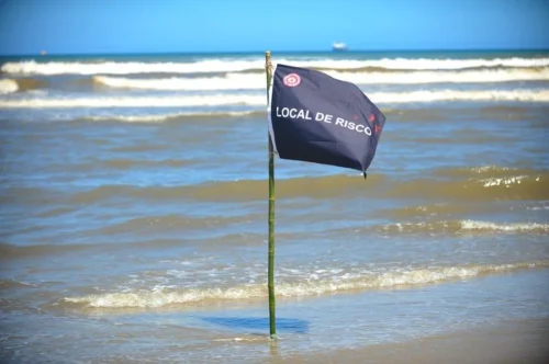 Mesmo com mar propício para banho, bandeira preta chama a atenção em Tramandaí