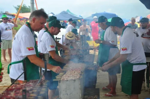 Mesmo com tempo instável, cerca de 5 mil pessoas lotam a praia de Nova Tramandaí em festa típica alemã