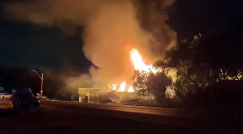 Incêndio de grandes proporções destrói duas residências em Imbé