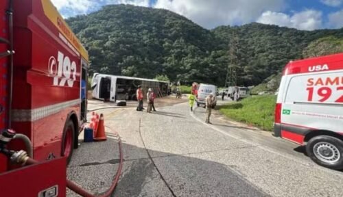 Ônibus com adolescentes a caminho do Beto Carrero tomba na SC-418 e vítima relata momento do acidente
