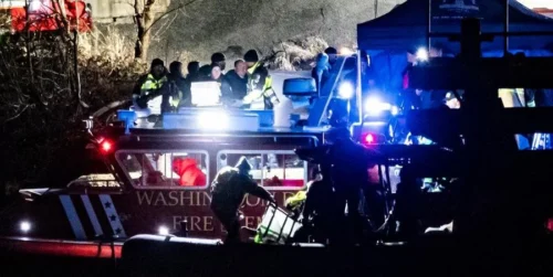 Avião Comercial e Helicóptero Militar colidem no ar e caem no Rio Potomac, nos EUA