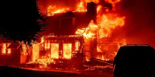 Bairros inteiros foram devorados pelo fogo e milhares de casas foram destruídas em um dos piores desastres que atingiram a Califórnia