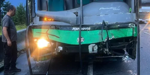 Ônibus do Juventude é atingido por carro ao regressar para Caxias