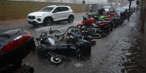 Tempo vira e chove forte com granizo em Porto Alegre