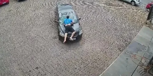 Mulher anda com ex em capô de carro e chama a atenção em Caxias do Sul