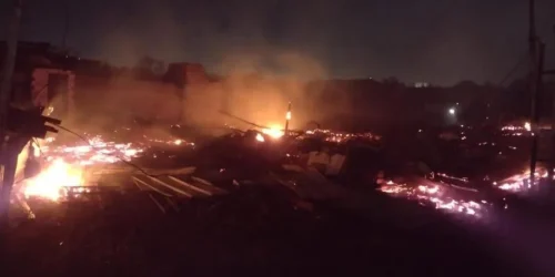 Incêndio de grandes proporções atinge a Vila Asa Branca, na Zona Norte de Porto Alegre