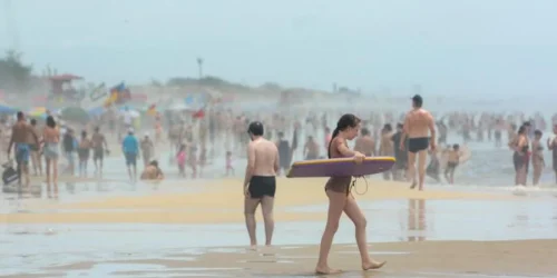 Sol, bandeira amarela e mar calmo garantem praias lotadas no Litoral Norte