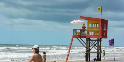 Praia de Xangri-Lá tem Maré Alta, Mar Limpo e Bandeira Amarela no Primeiro Domingo de 2025