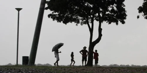 Domingo terá calor intenso e alto risco de temporais no RS, alerta MetSul