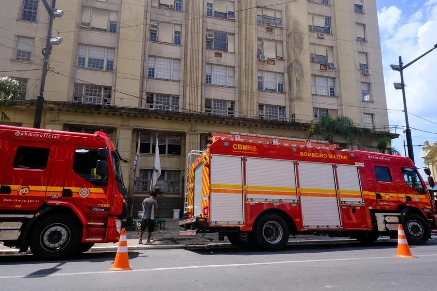 Prédio da Prefeitura de Porto Alegre é evacuado por princípio de incêndio 2 fogo1