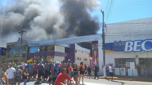 Incêndio atinge depósito da Lojas Becker no Centro de Tramandaí
