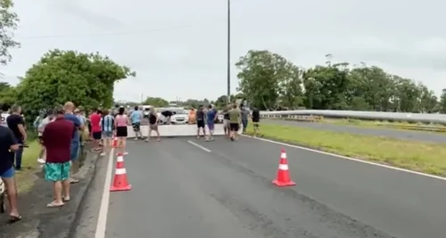 Pescadores realizam manifestação na ERS 030 contra a demora na liberação da pesca do camarão