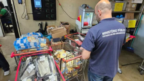 650 quilos de alimentos impróprios para o consumo são apreendidos em supermercados em Torres