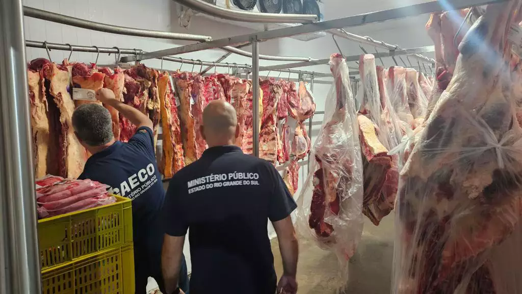 Quase uma tonelada e meia de alimentos impróprios para o consumo é apreendida no Litoral Norte gaúcho 1 mp1 2