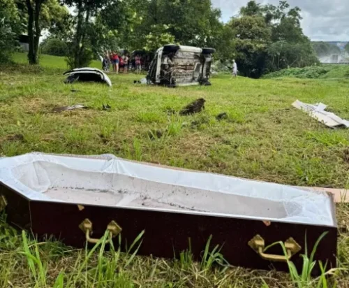 Motorista de carro de funerária capota carro com corpo de idosa