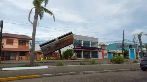 Temporal causa estragos em cidades do Litoral Norte