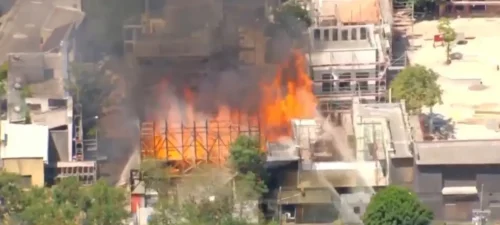 Incêndio de grandes proporções atinge cidade cenográfica da Globo