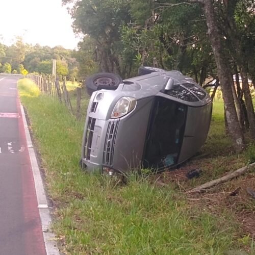 Veículo capotado às margens de via chama atenção de moradores em Osório