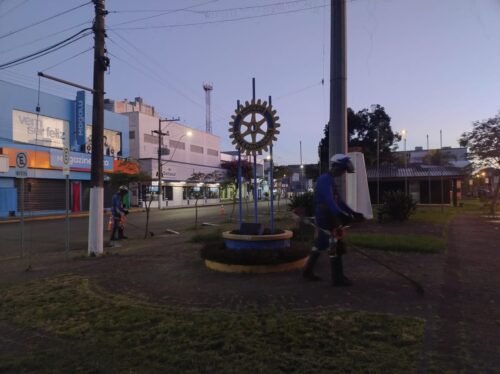 SECRETARIA DE OBRAS REALIZA CAPINA NAS PRAÇAS DA SEDE E PRAIAS DE OSÓRIO
