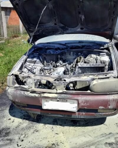 Veículo pega fogo no bairro Caravaggio em Osório