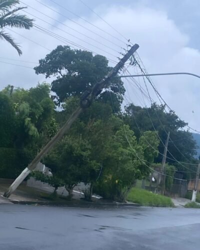 Poste por cair, falta de luz, e ineficiência no serviço, revoltam moradores no bairro Pitangas, em Osório