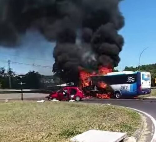 “ÔNIBUS PEGA FOGO” APÓS COLISÃO COM CARRO NA BR-386; EM NOVA SANTA RITA
