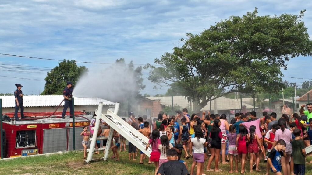Bombeiros levam alegria e alívio do calor para crianças em escola de Osório 1 481320043 8974454122652902 2043907292944791432 n