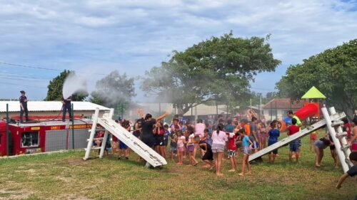 Bombeiros levam alegria e alívio do calor para crianças em escola de Osório
