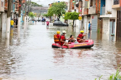 Chuvarada em São Paulo causa deslizamentos e descarrilamento de trem
