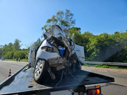 Colisão com ônibus e cinco carros deixa duas pessoas gravemente feridas na freeway