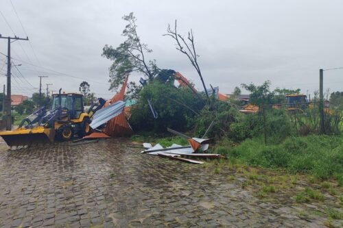 Pelo menos 16 municípios do RS relatam danos pelo Temporal