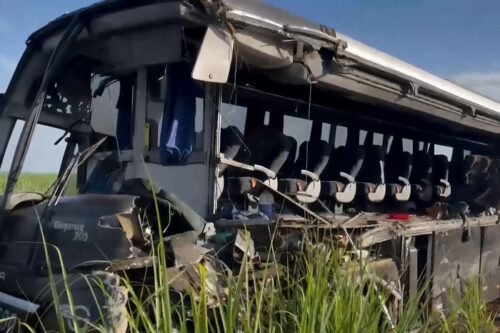Acidente entre ônibus e caminhão deixa 12 mortos no interior de São Paulo